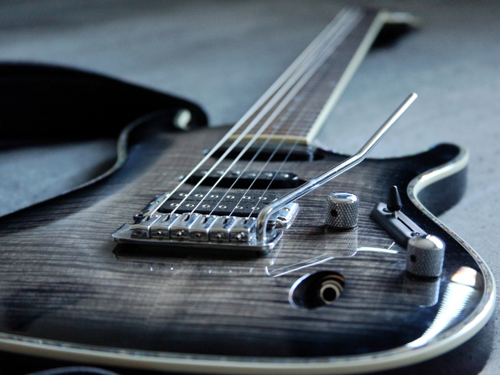 Черная шестиструнная гитара