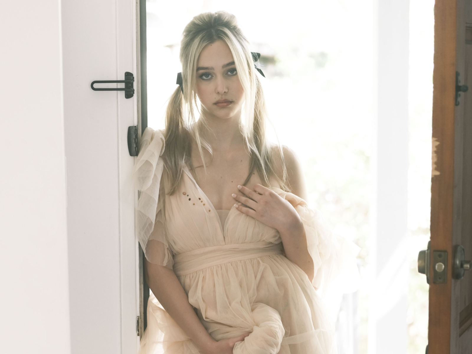 Исполнительница Havanna Winter в платье