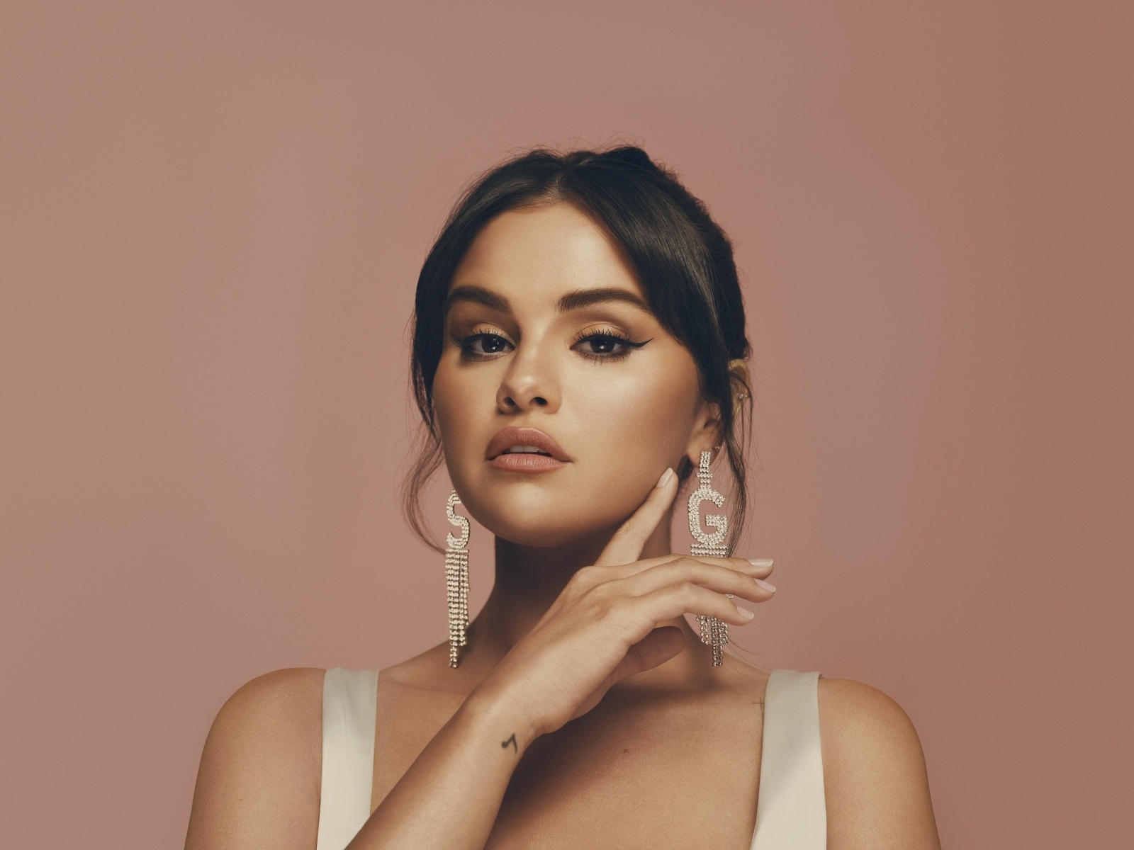 Популярная девушка Селена Гомес с красивыми серьгами