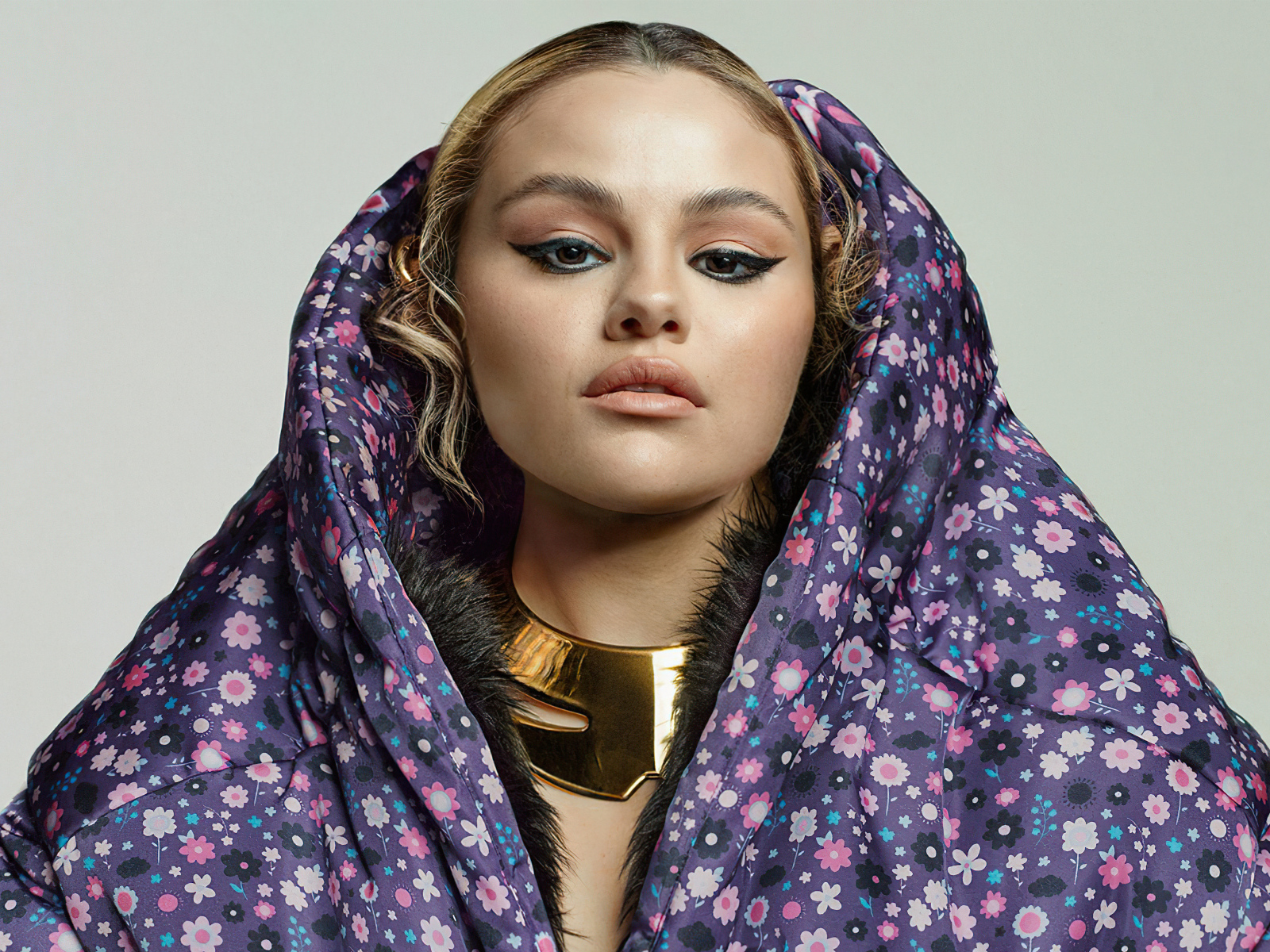 Популярная певица Селена Гомес в одеяле