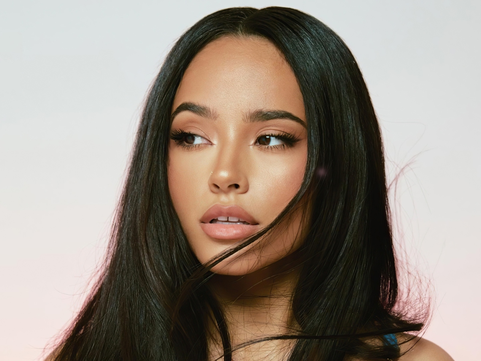 Лицо певицы Бекки Джи крупным планом