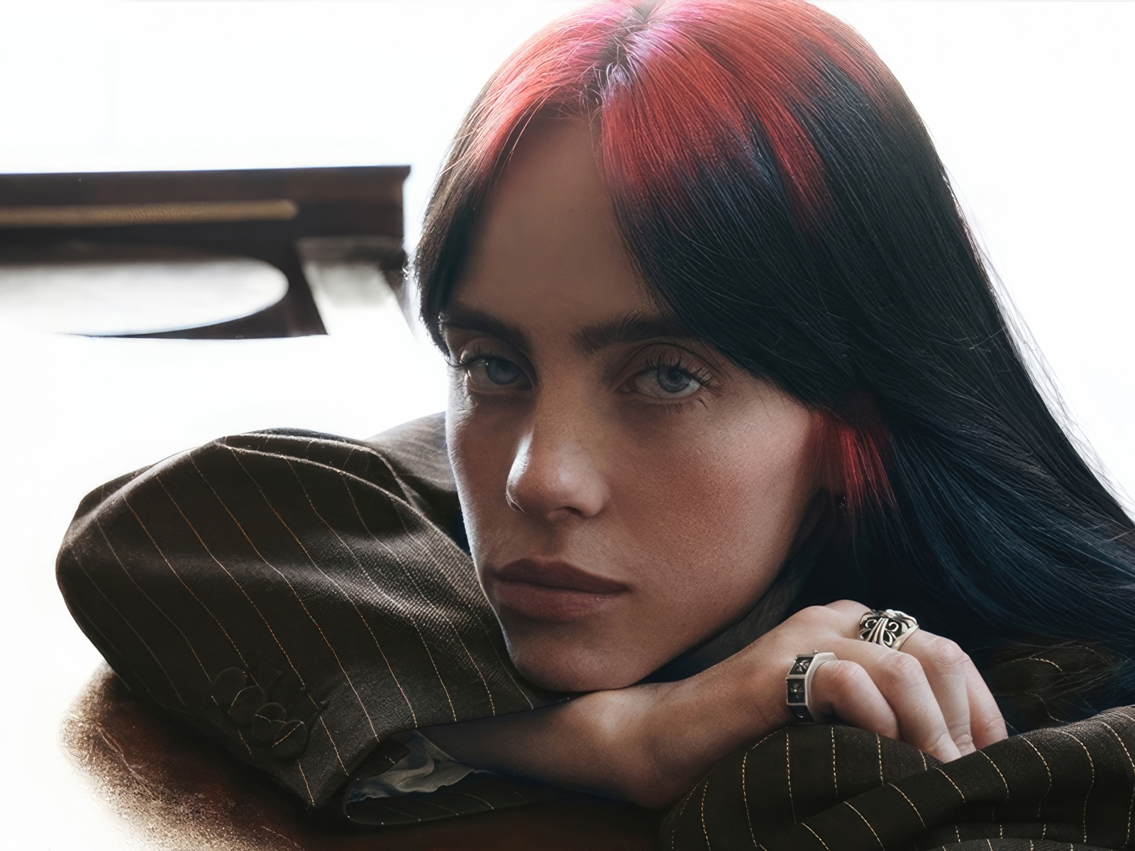 Певица Билли Айлиш в полосатом костюме