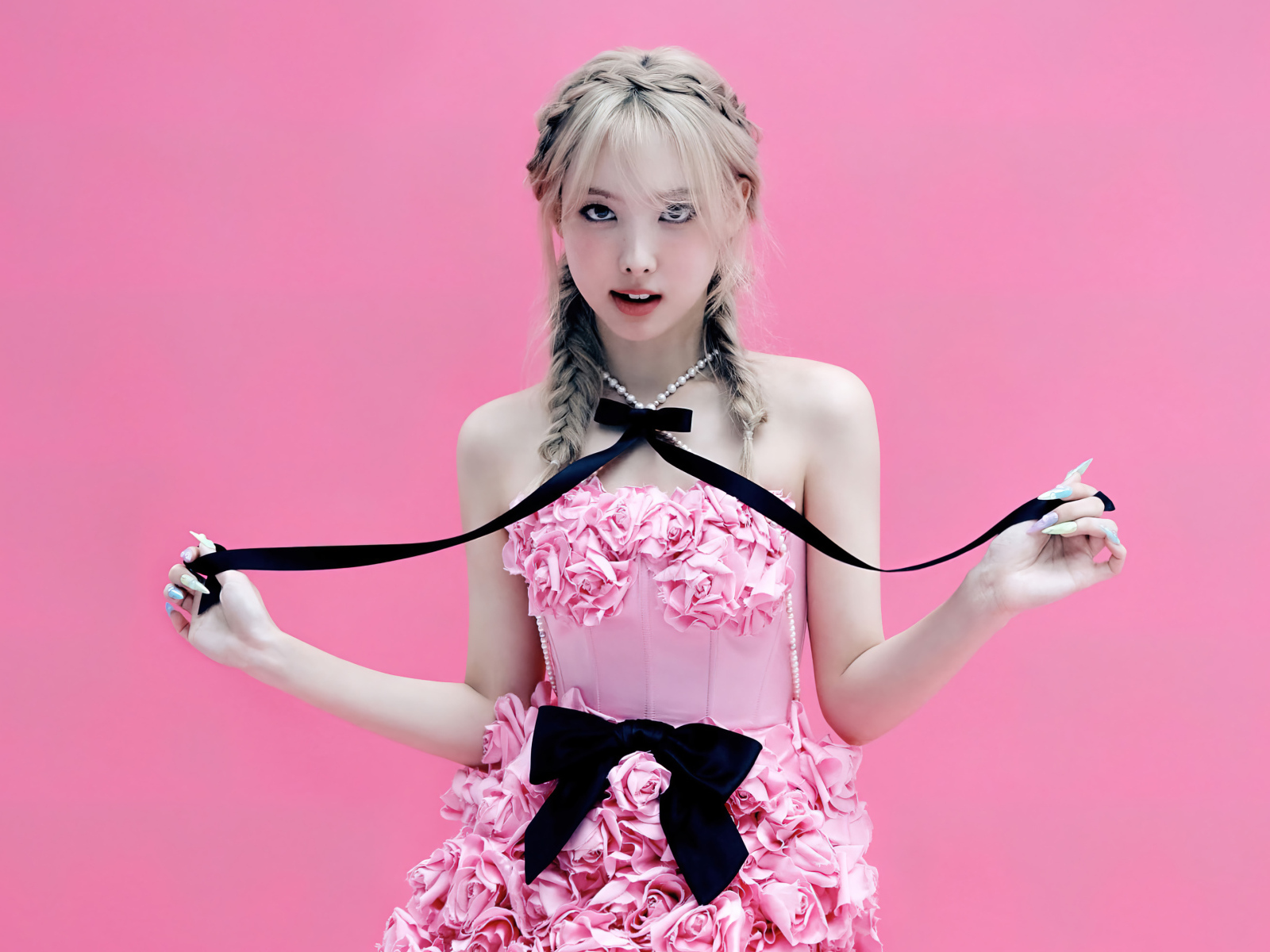 Певица Наён в красивом платье на розовом фоне