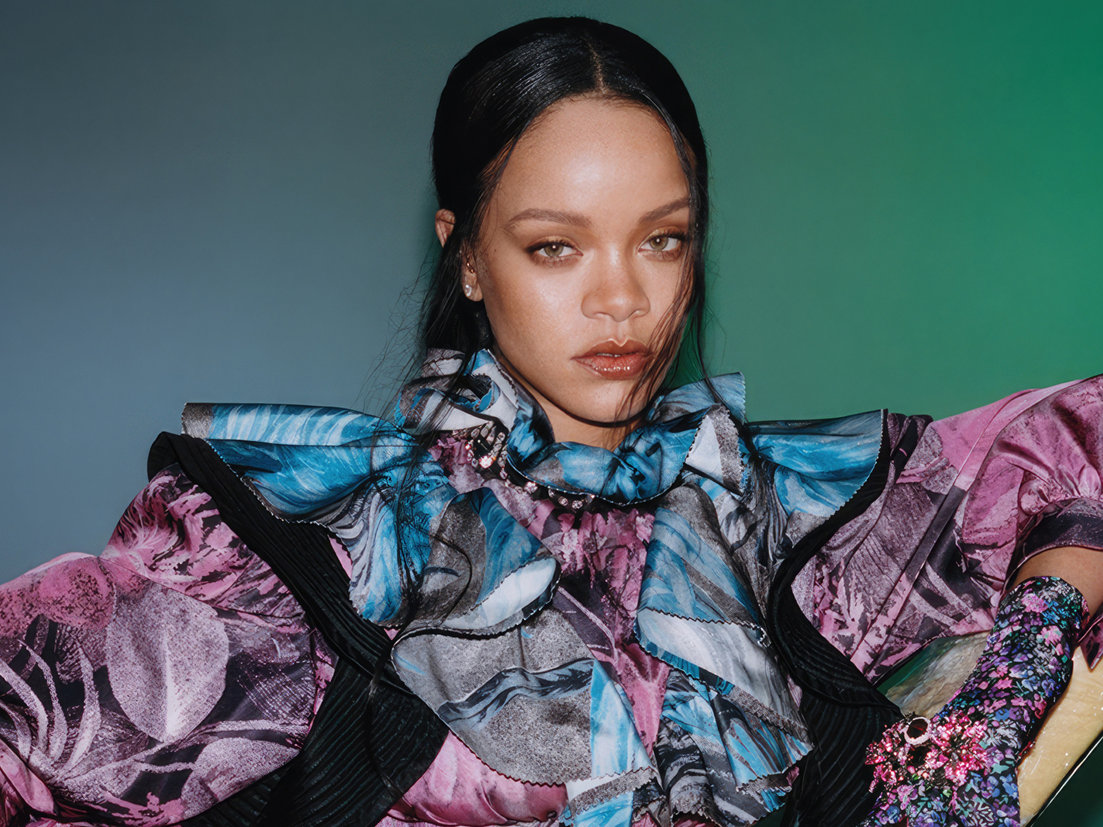 Певица Рианна в красивом наряде