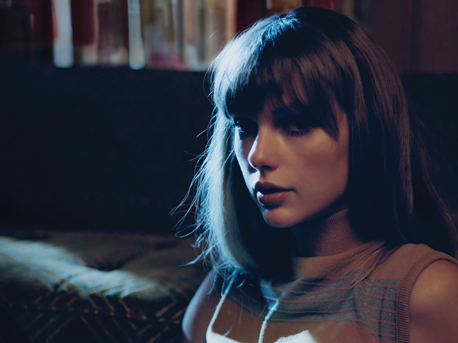 Певица Тейлор Свифт с темными волосами