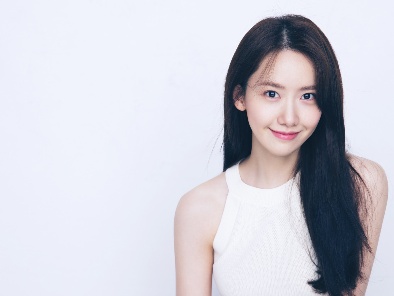 Улыбающаяся девушка Yoona на белом фоне