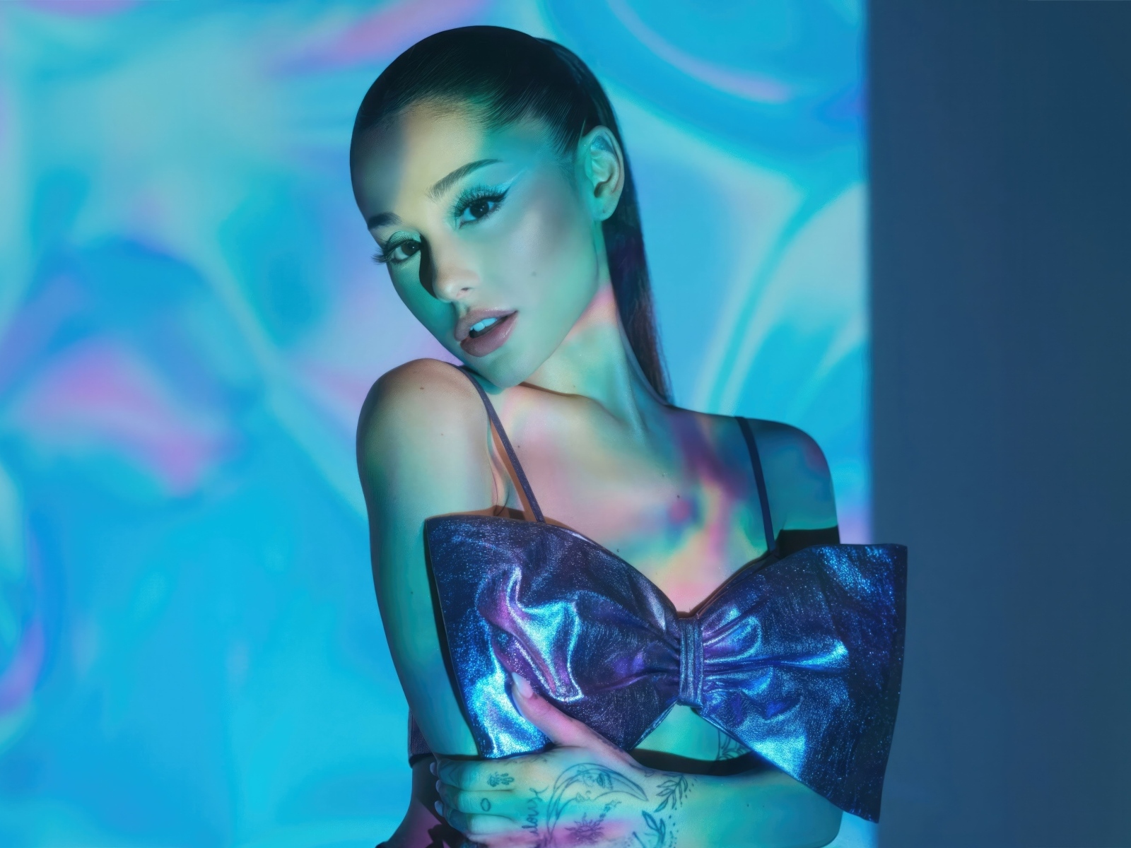 Нежная молодая девушка певица Ариана Гранде