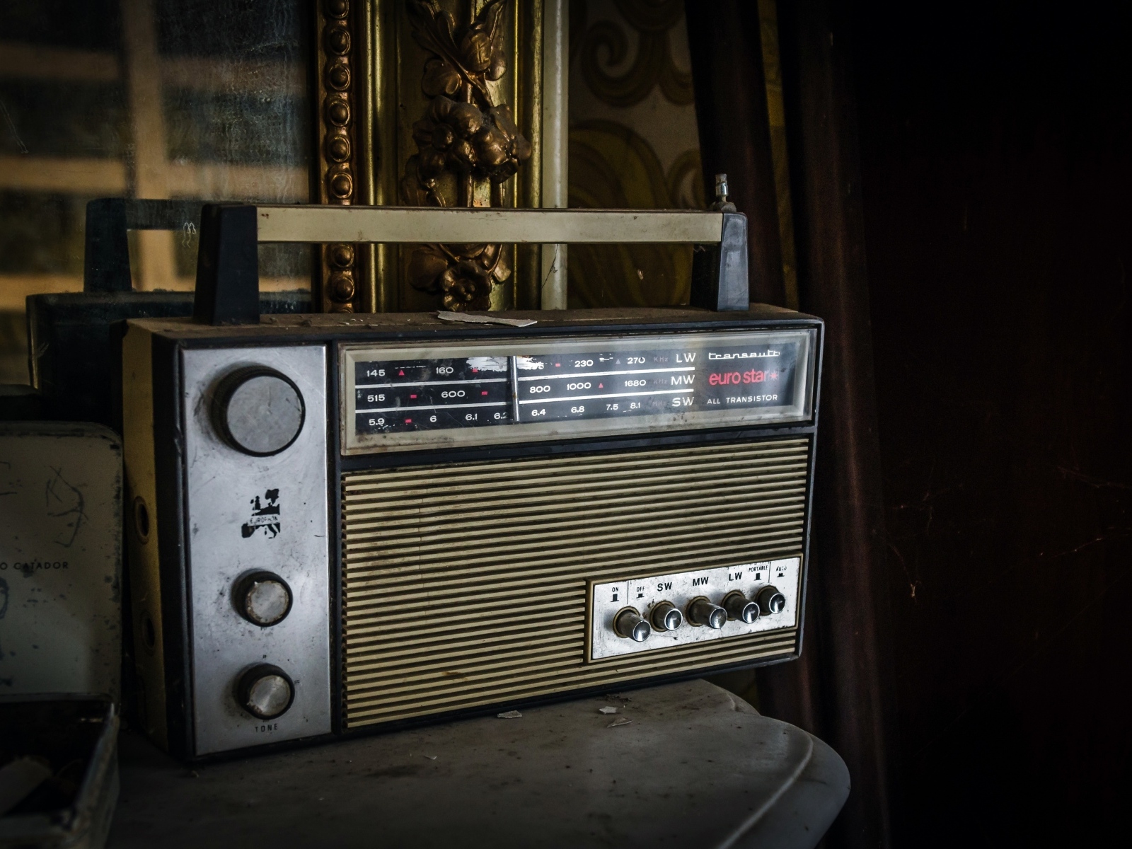 Старый радиоприемник стоит на столе