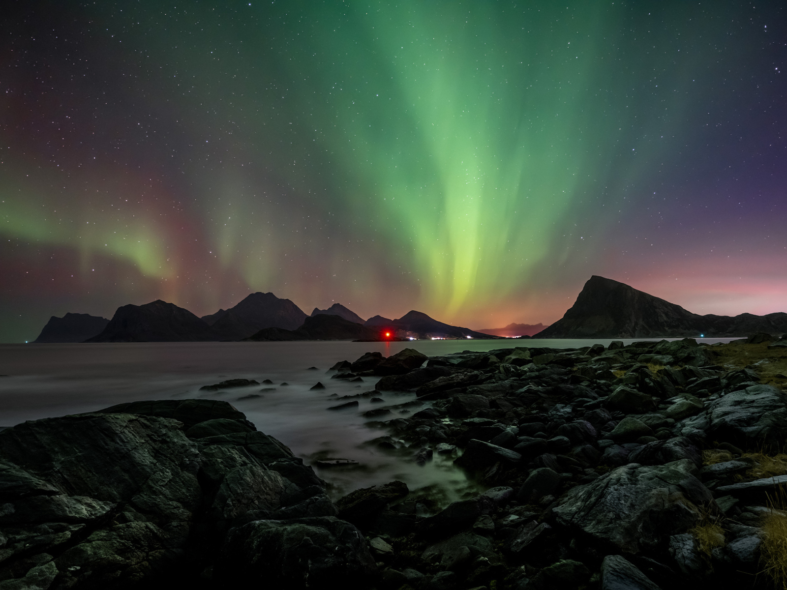 Красивое полярное сияние над водой