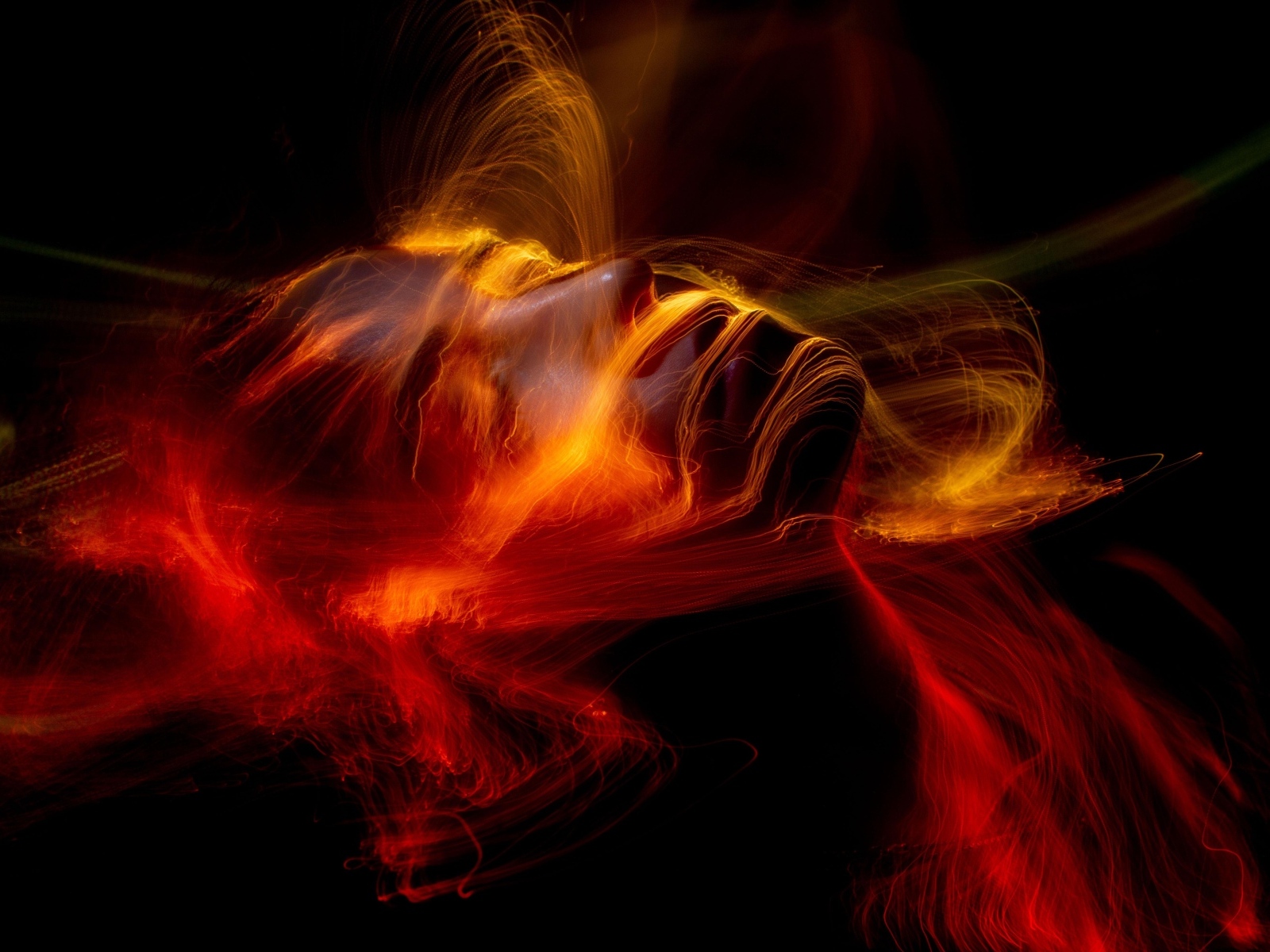 Размытые искры красного огня на черном фоне