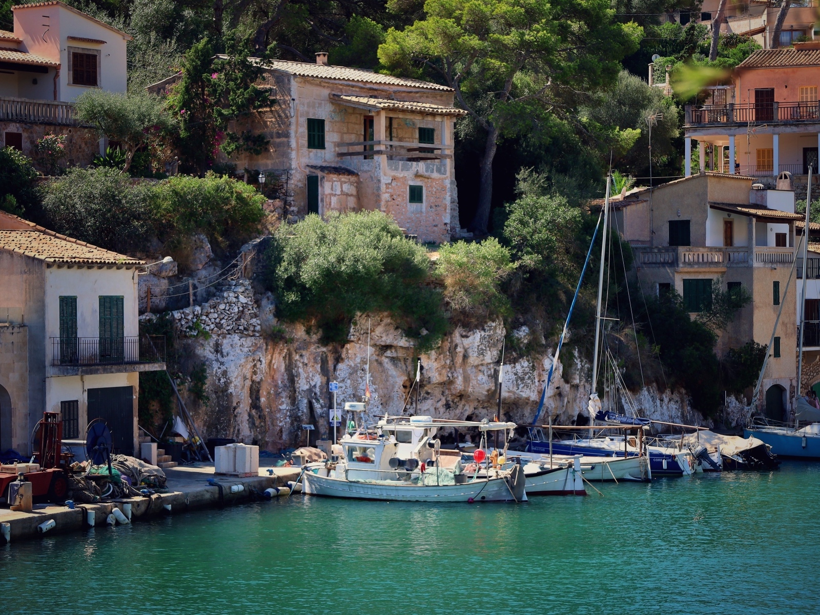 Лодки в воде у причала у домов