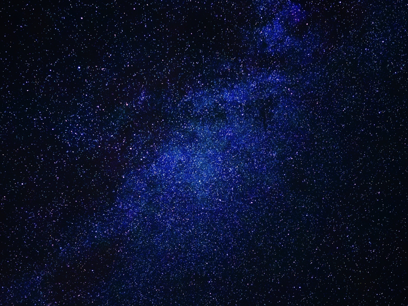 Яркие звезды в темном ночном небе