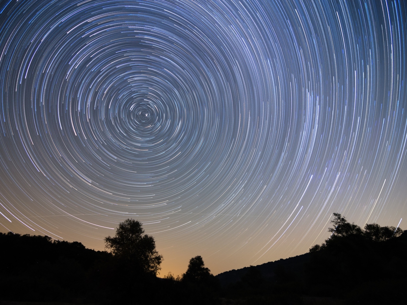 Круги из звезд в ночном небе