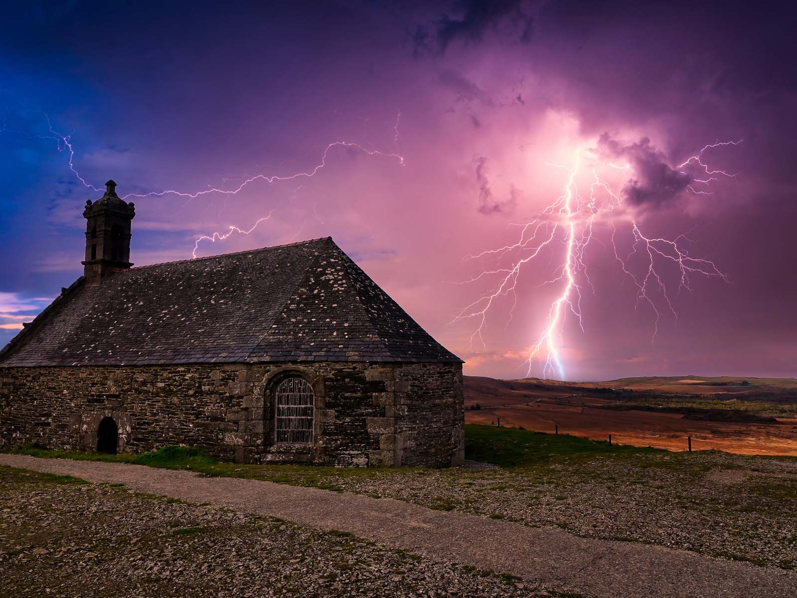 Молния ударила в старый разрушенный дом