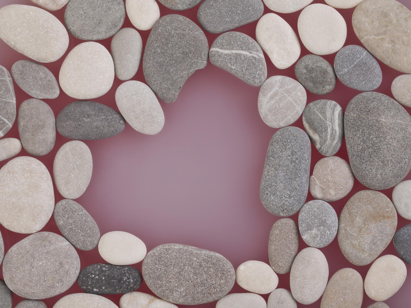 Много камней на розовом фоне