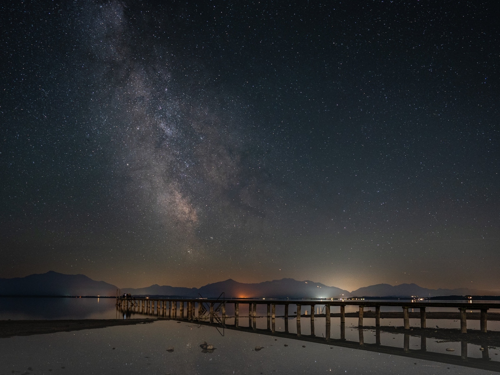 Млечный путь в небе над ночным фьордом