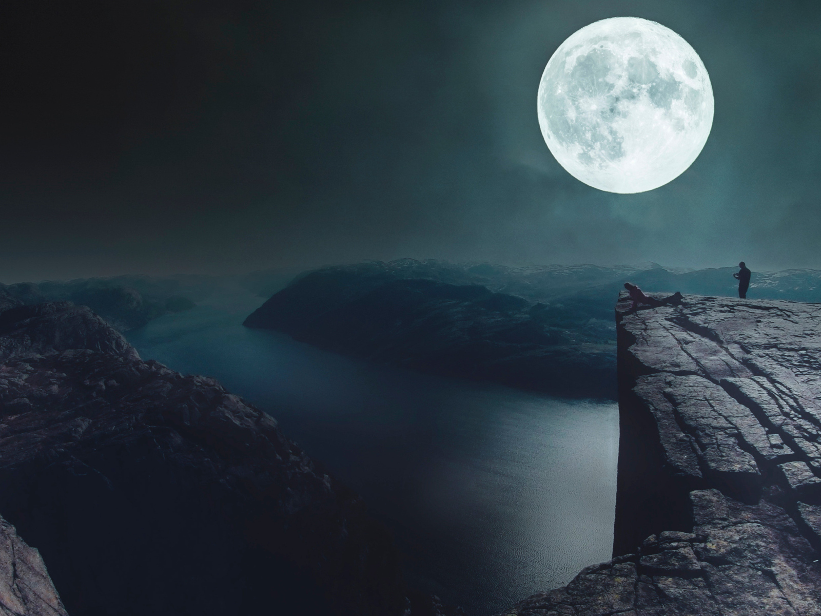 Вид на большую луну с края утеса