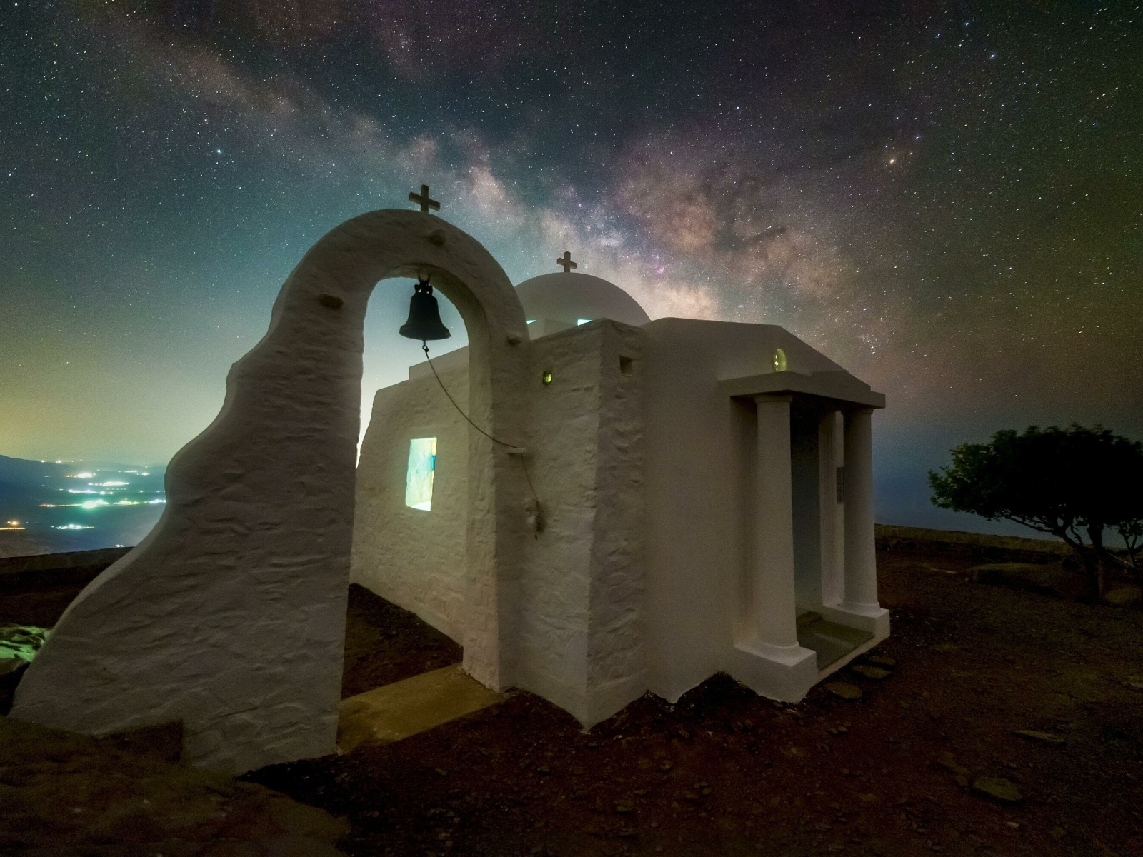 Белое здание церкви под звездным небом