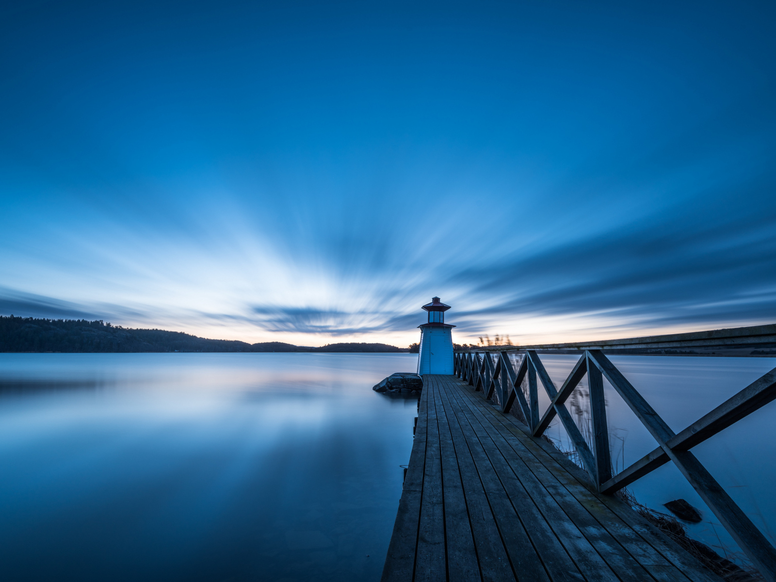 Деревянный причал на фоне красивого неба