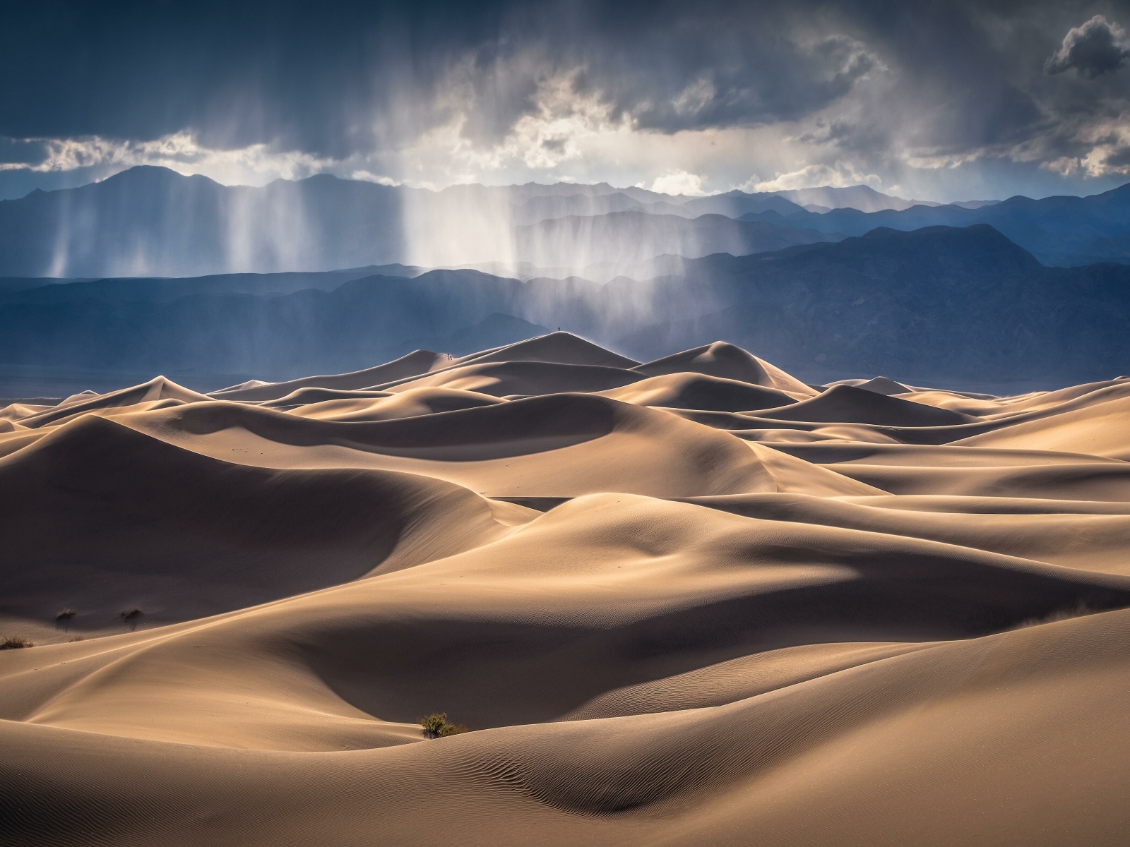 Горячая пустыня у горного массива