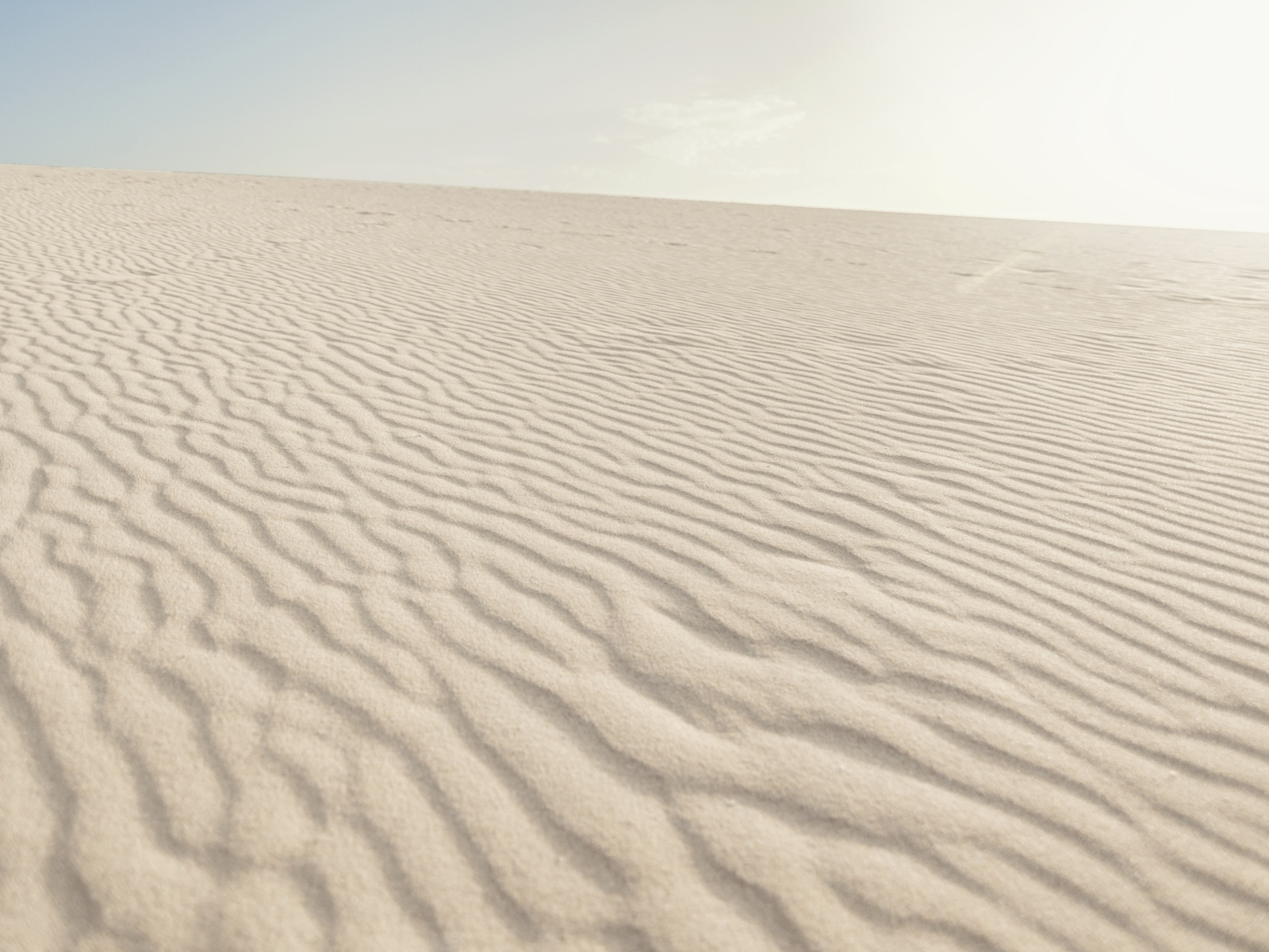 Волны на горячем песке в пустыне