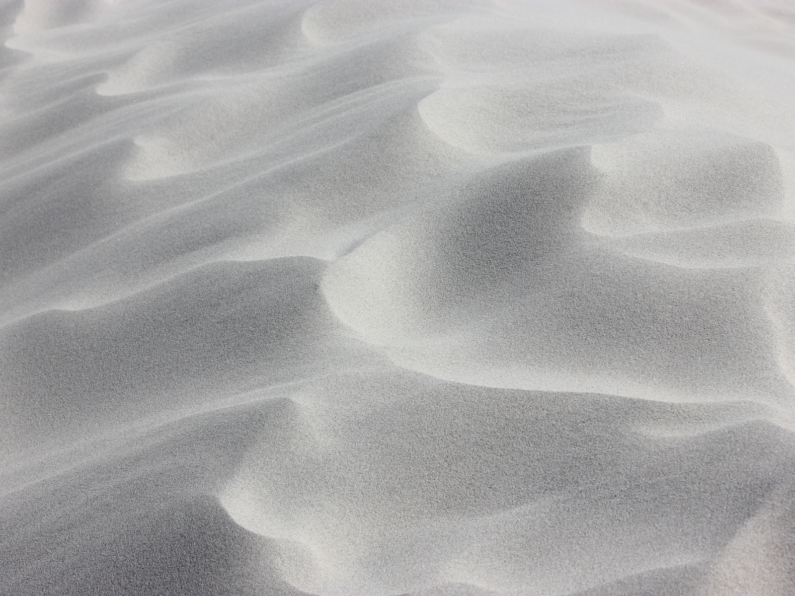 Волны на белом песке в пустыне 