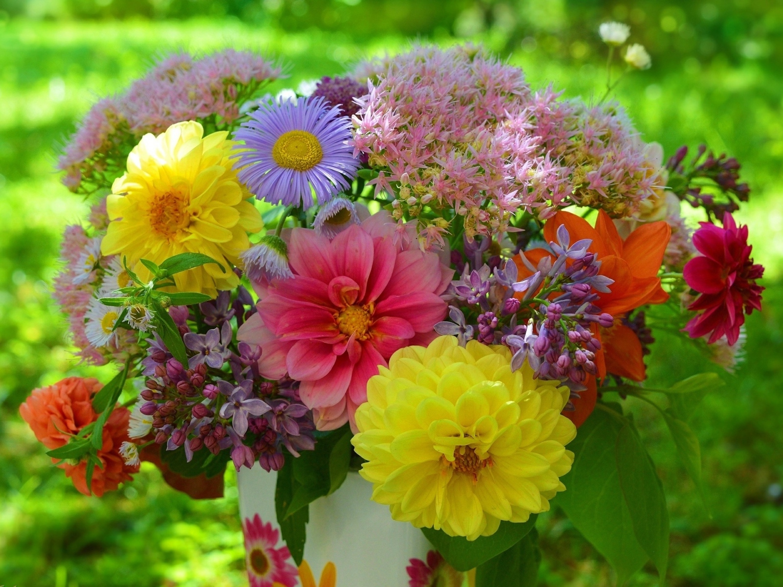 Красивый букет садовых цветов в вазе