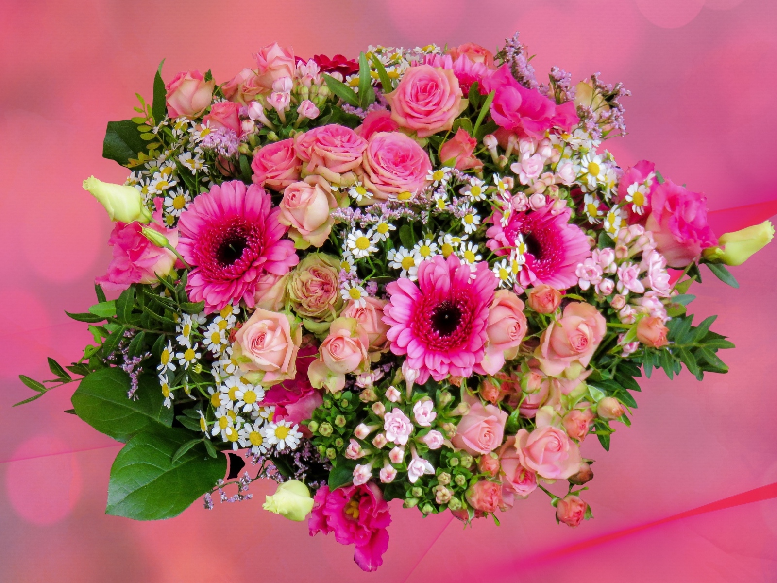 Красивый праздничный букет на розовом фоне