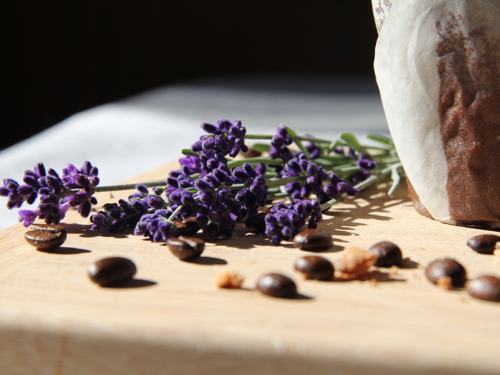 Синие цветы лаванды с зернами кофе