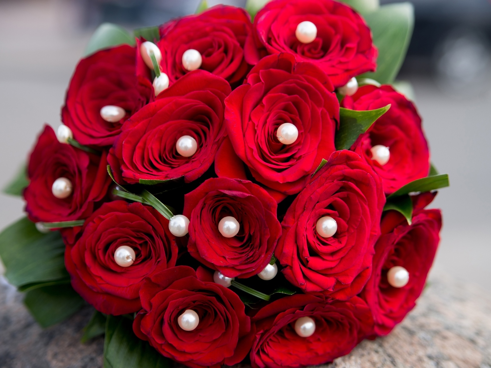 Букет красных роз с жемчугом