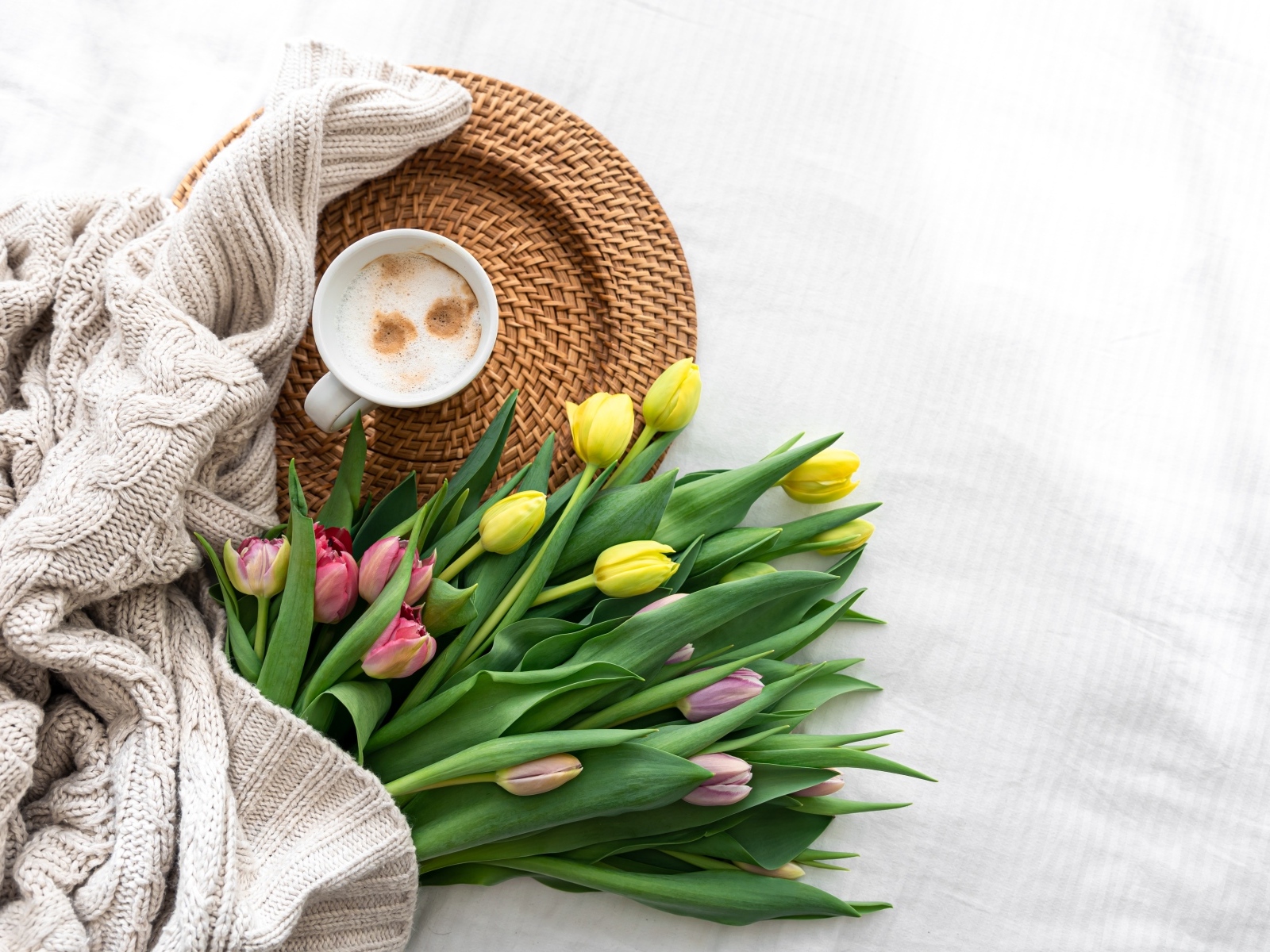 Букет тюльпанов с кофтой и чашкой кофе