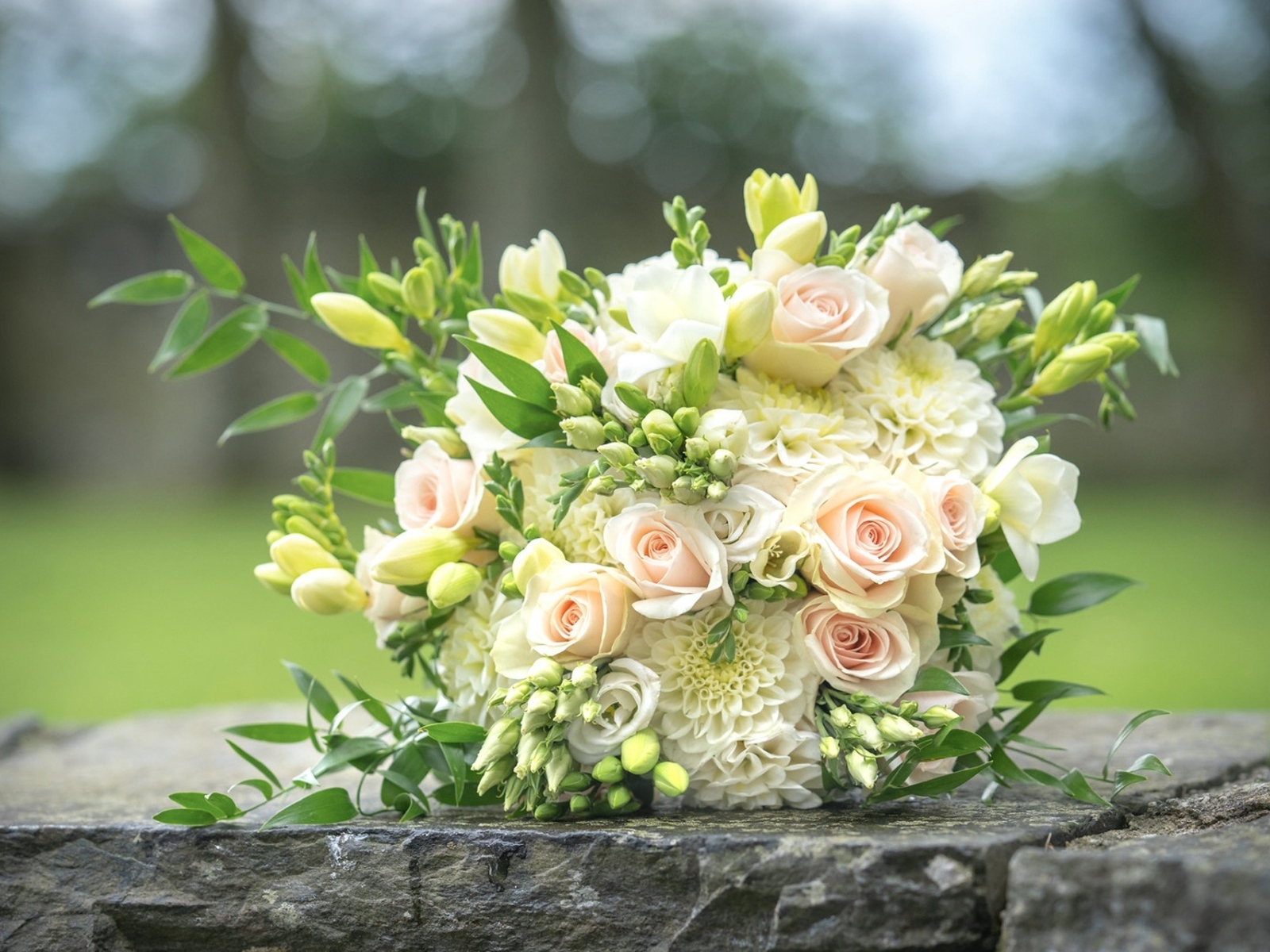 Свадебный букет стоит на камне