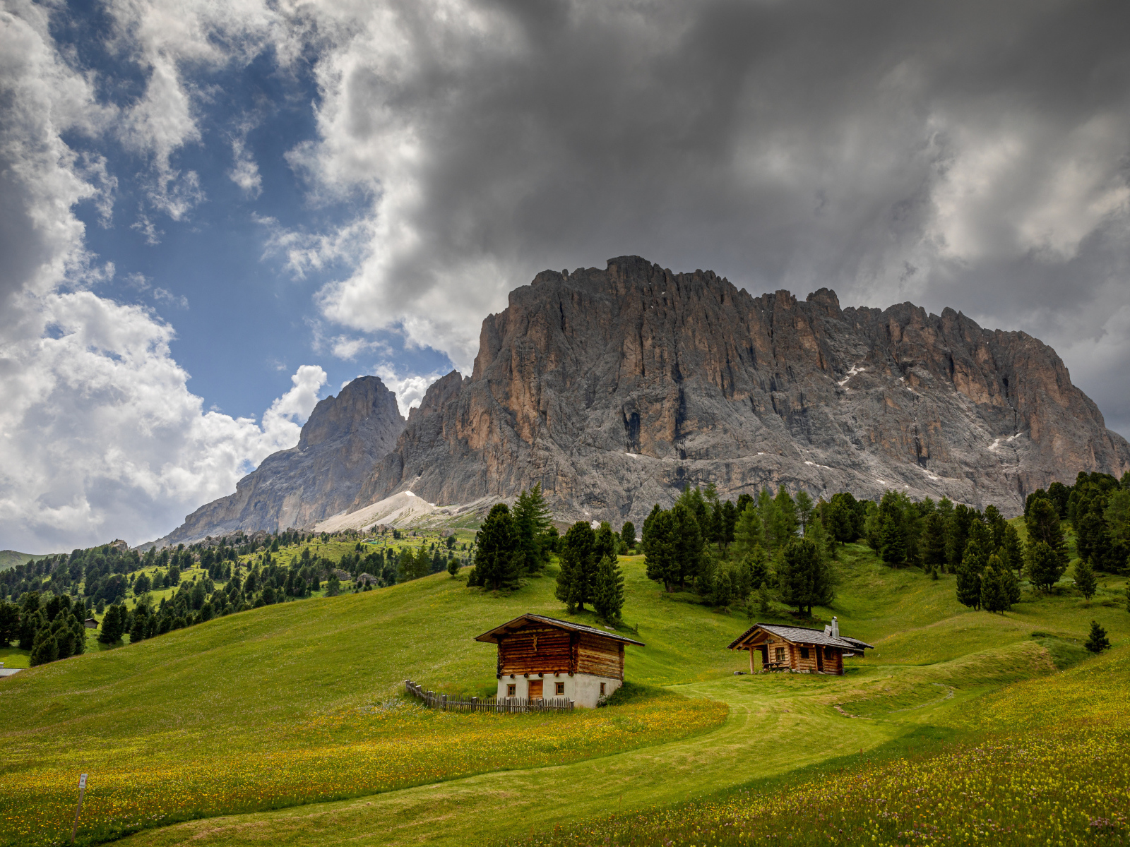 Горы Альпы под грозовым небом