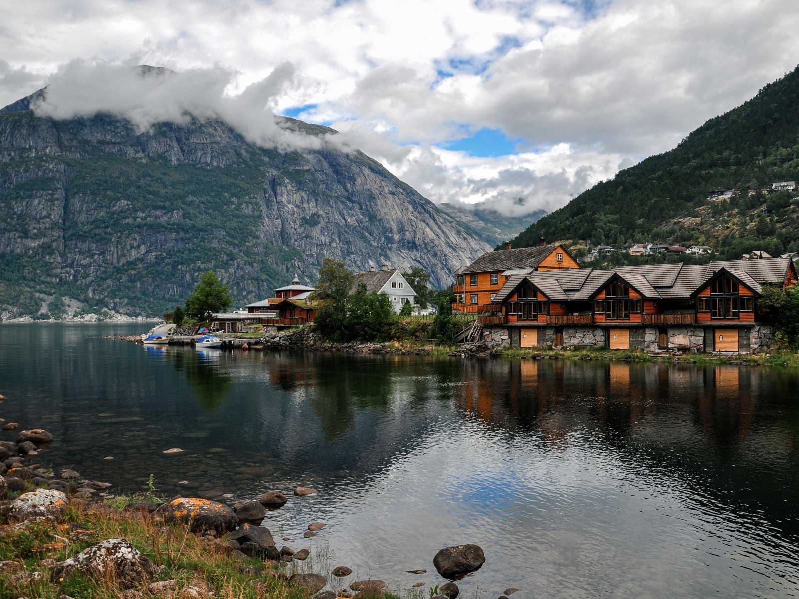 Красивые дома у горного озера под красивым небом