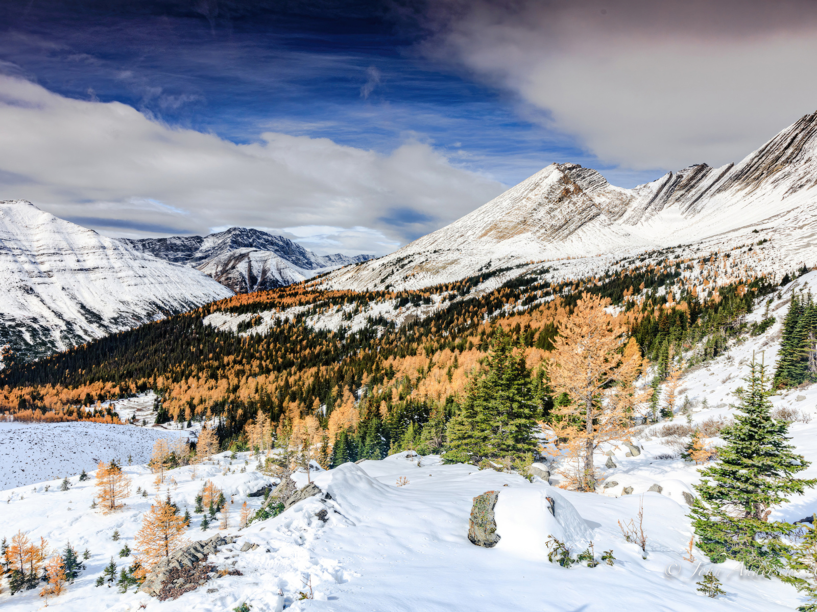 Красивый вид на холодные заснеженные горы
