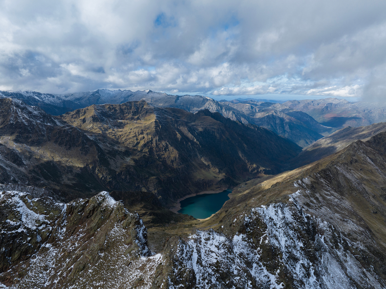 Красивый вид на величественные горы под белыми облаками