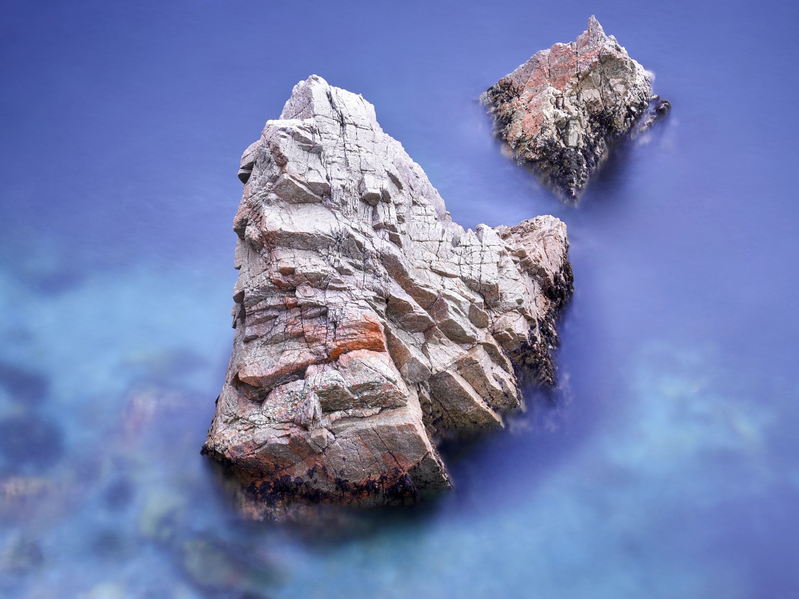 Вершины гор в облаках вид сверху