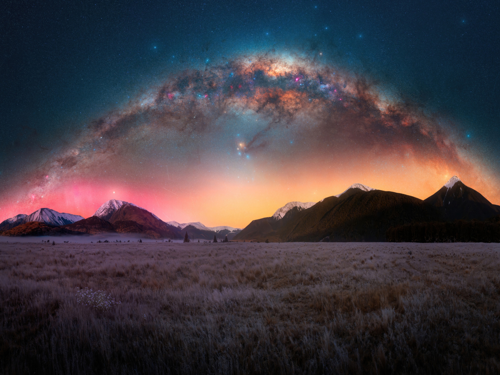 Необычный млечный путь в небе над горами