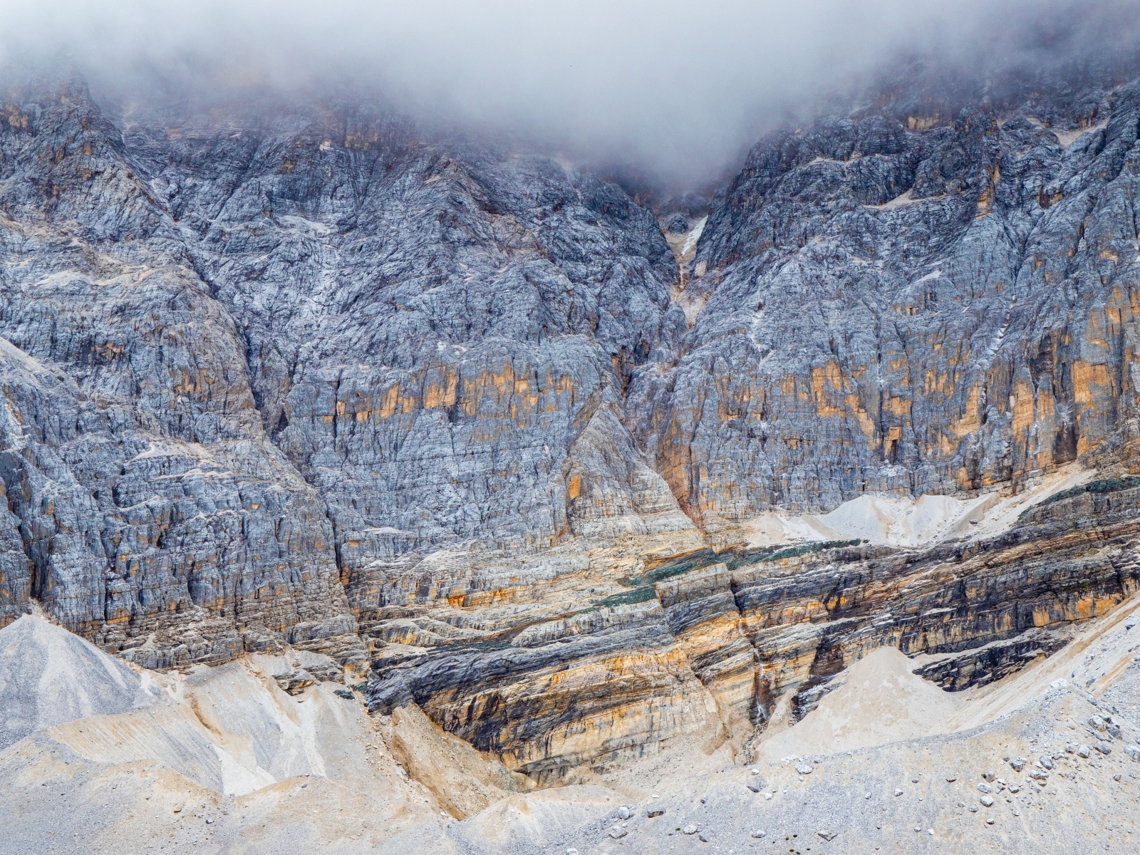 Вид на горный обрыв в тумане