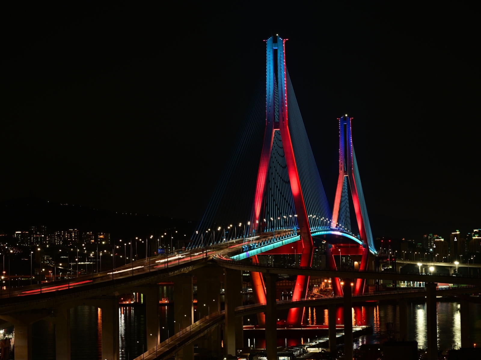 Красивый большой мост через реку