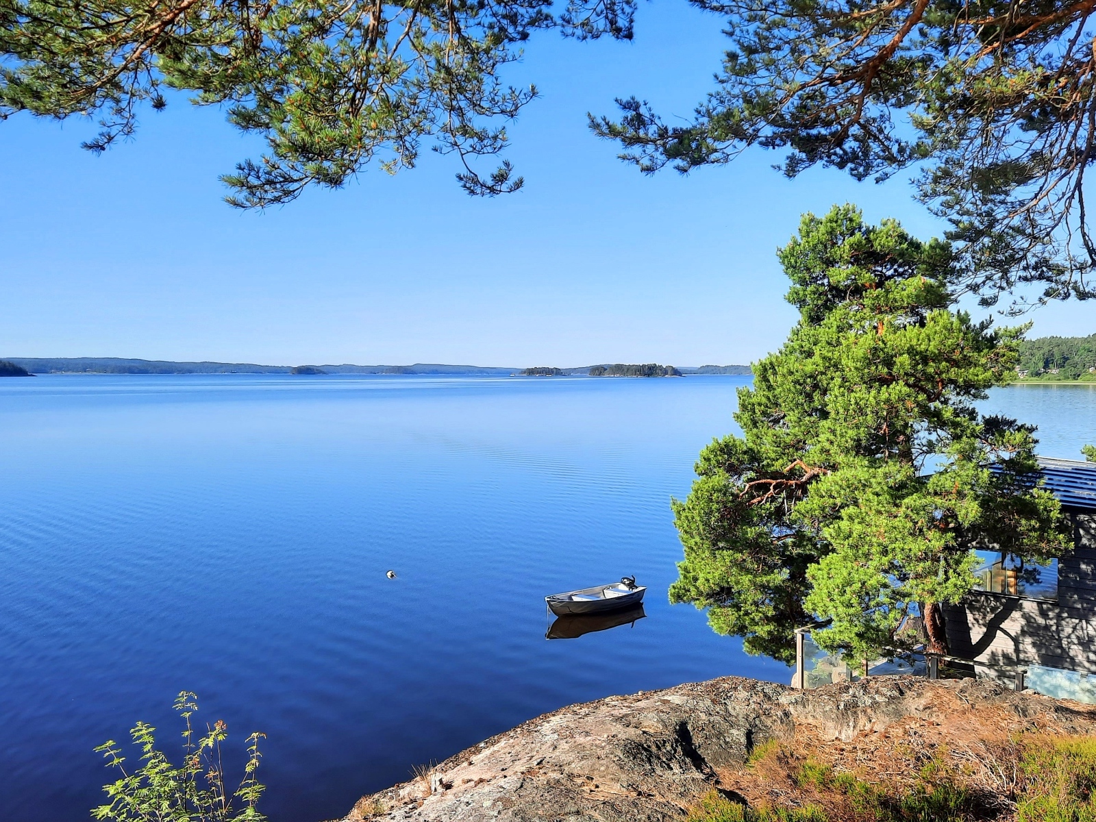 Красивый вид с утеса на спокойное озеро 