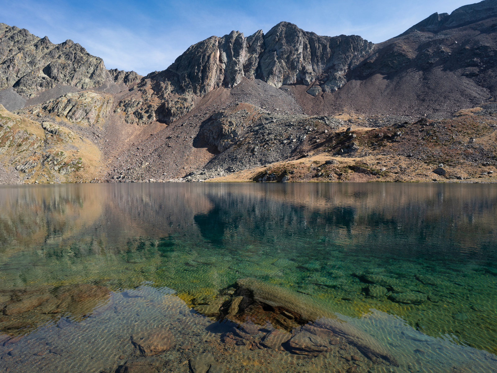 Прозрачная вода в карьере у гор