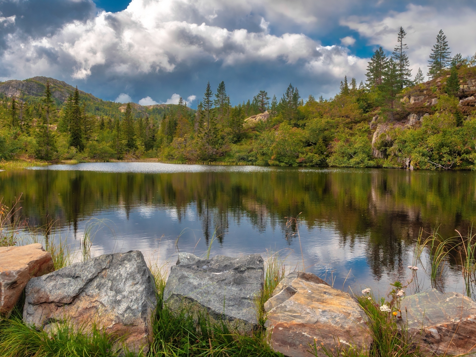 Большие камни на берегу у горного озера