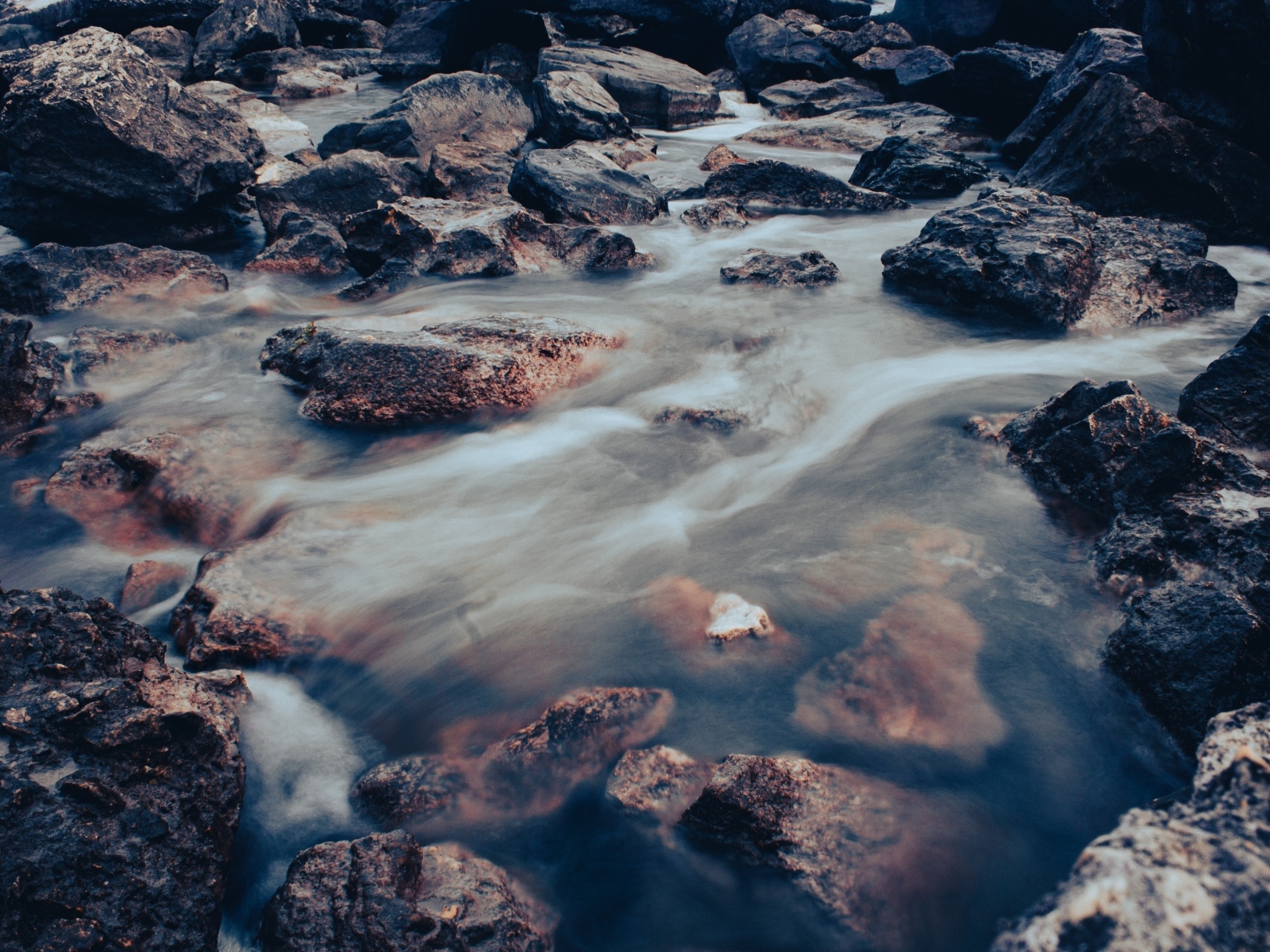 Много камней в быстрой горной реке