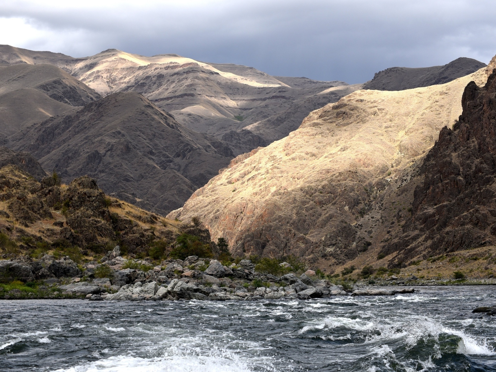 Река у горного массива