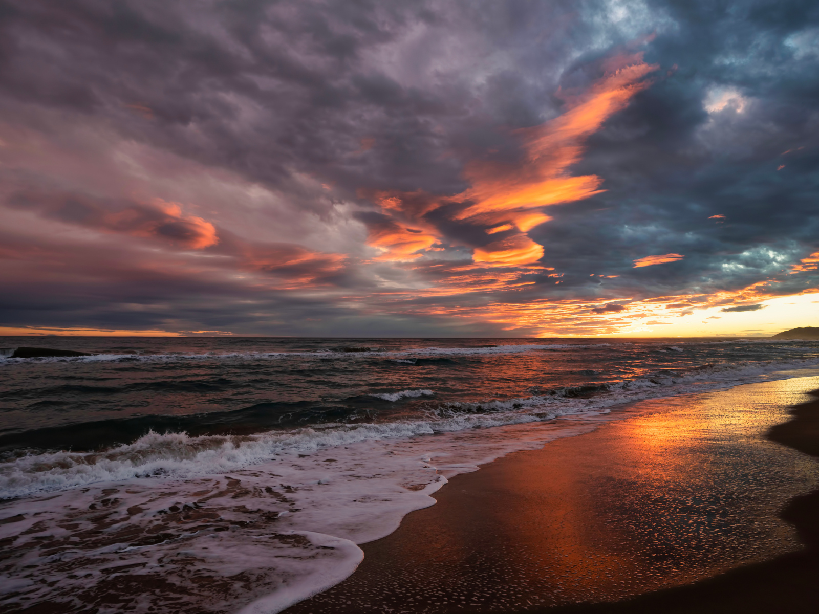 Красивое небо с облаками над морем на закате