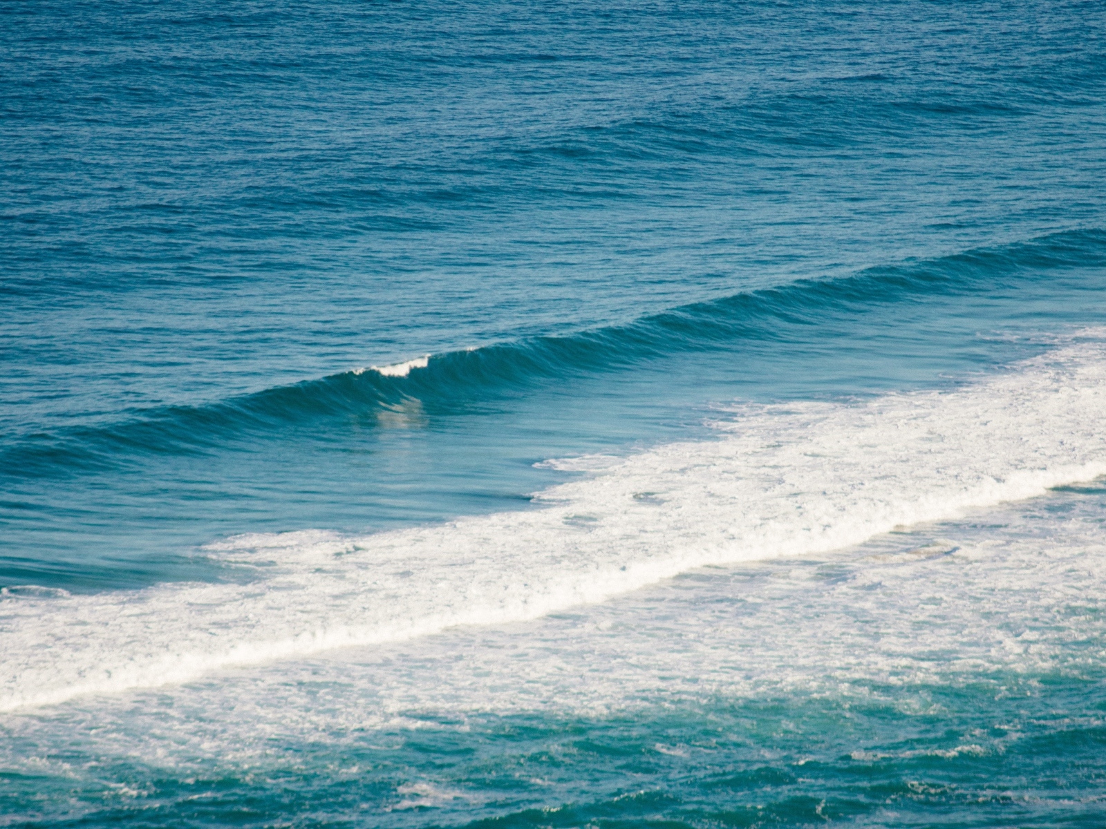 Тихая голубая морская вода крупным планом