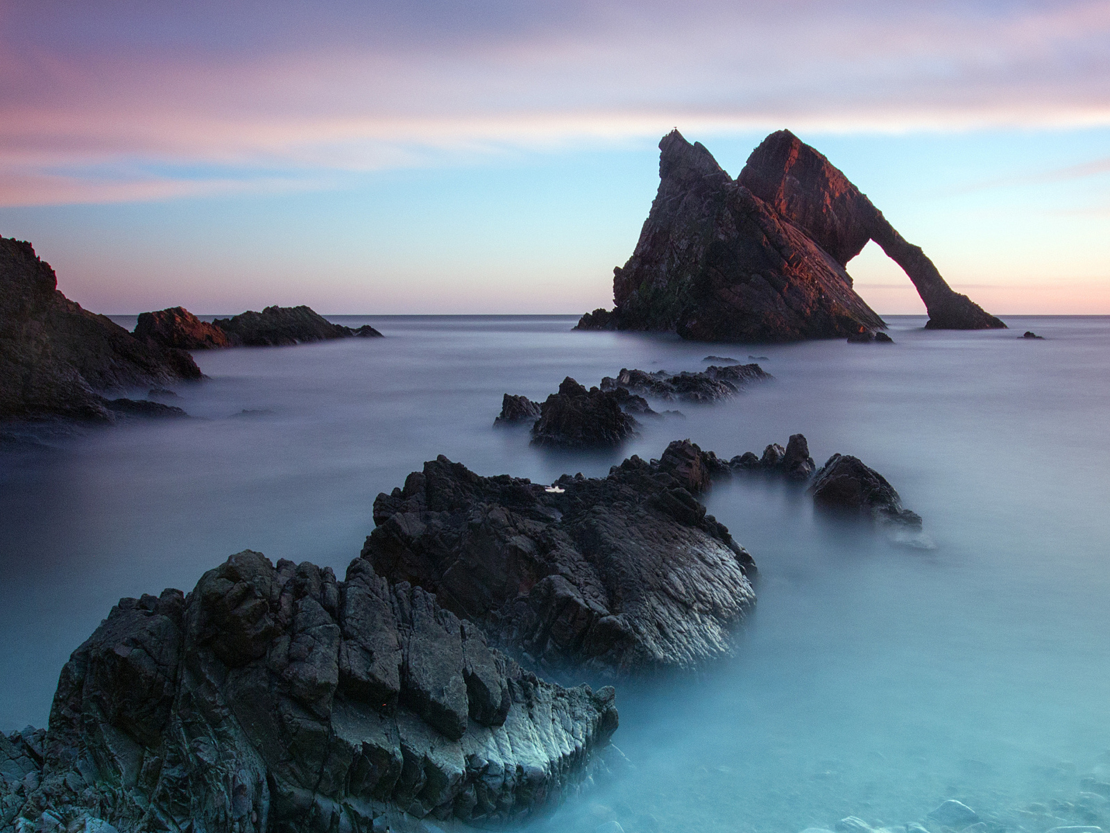 Большие камни в холодной морской воде