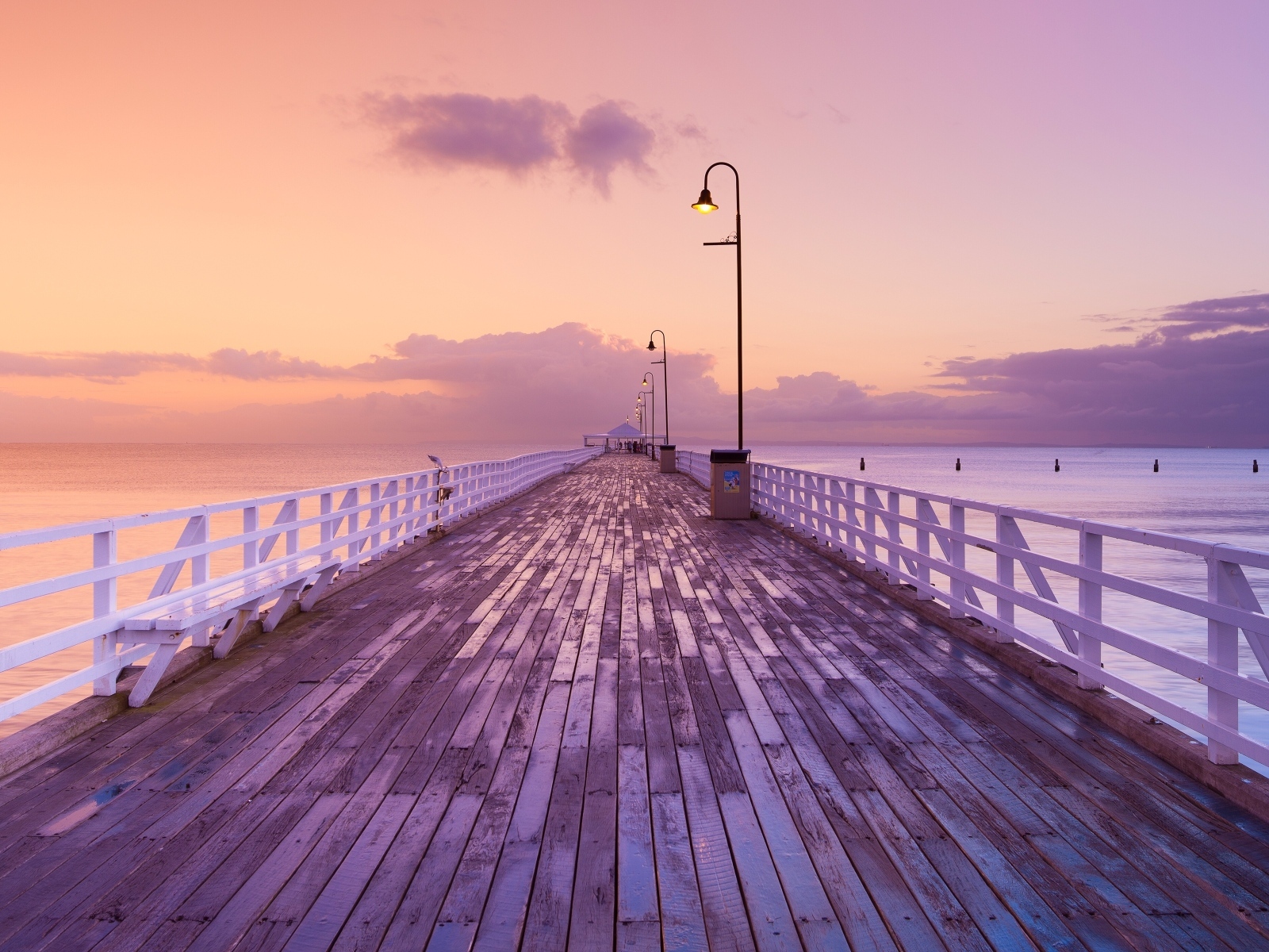 Длинный деревянный мост у моря