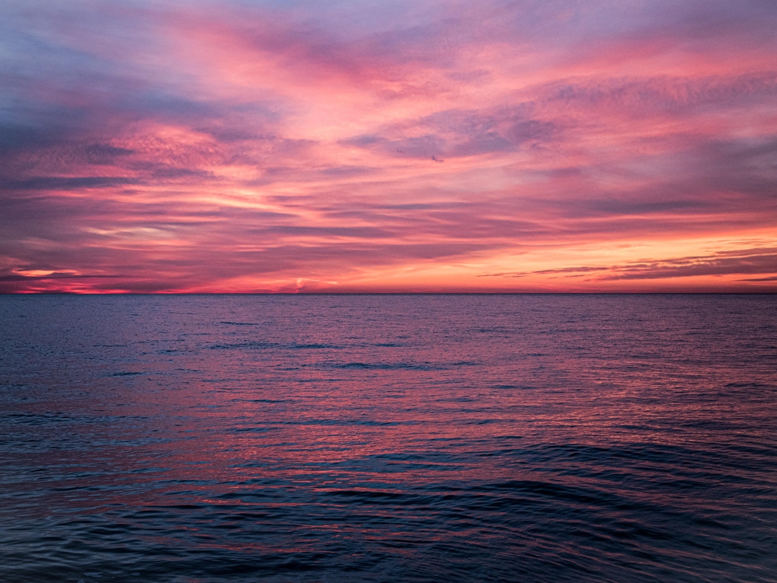 Красный закат над спокойным морем